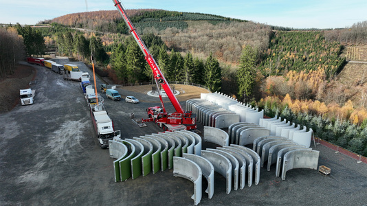 Anlieferung und Vorbereitung der Betonsegmente für den Turm einer Windenergieanlage.